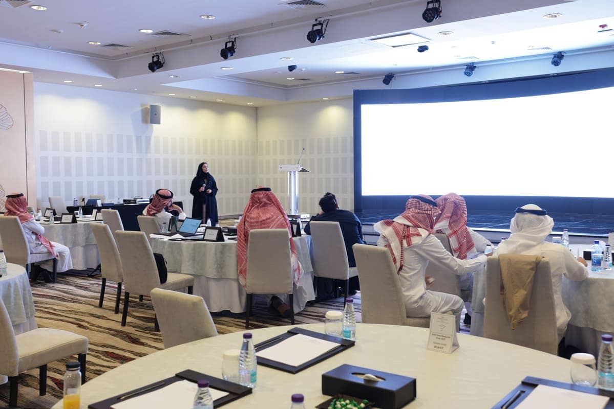 عرض تقديمي في ورشة عمل مركز كفاءة بالرياض يبرز مبادرات تنمية القدرات البشرية في مجال كفاءة الطاقة 