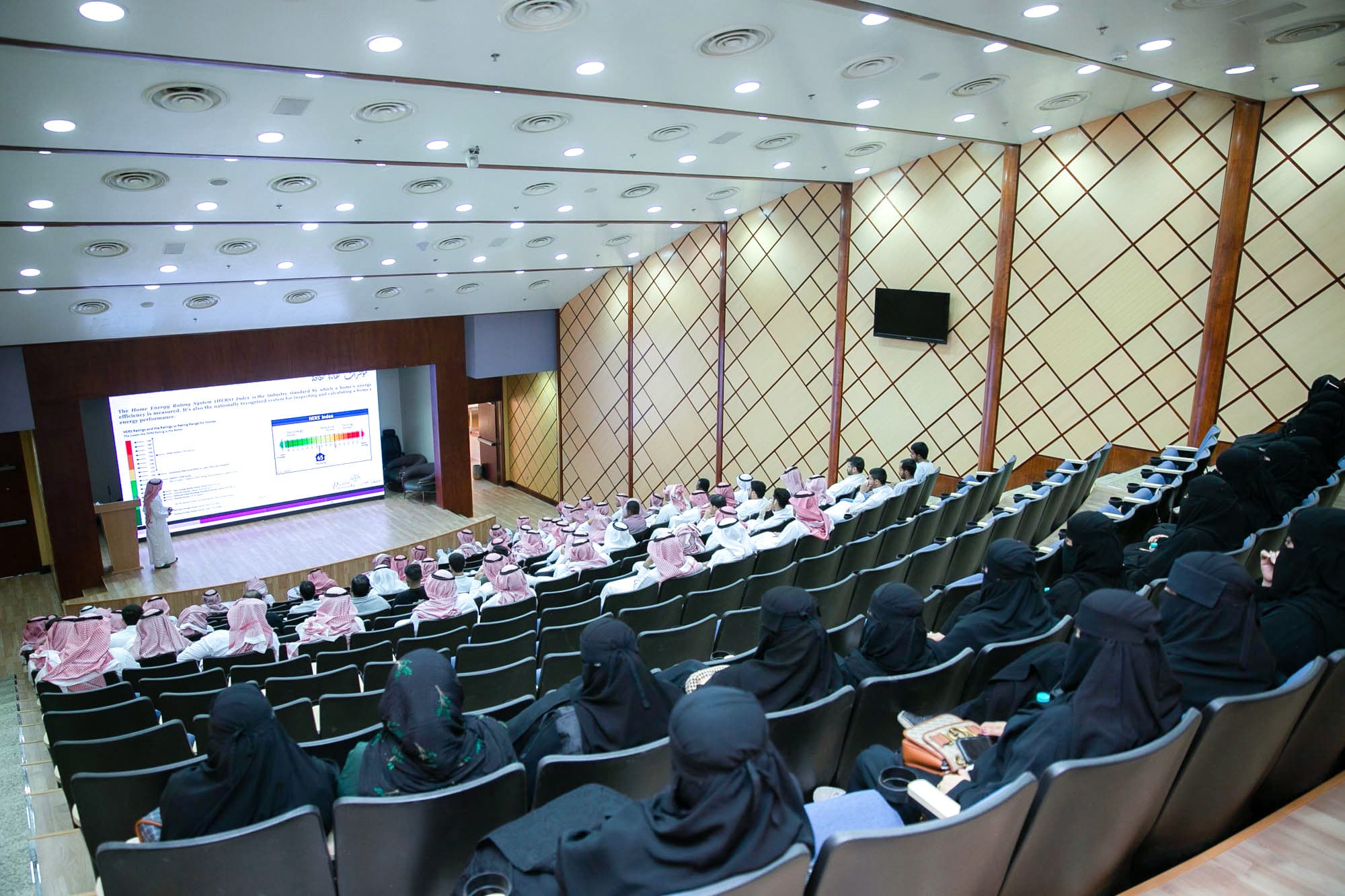 ورشة عمل ترشيد استهلاك الطاقة لمنسوبي الجهات الحكومية 6